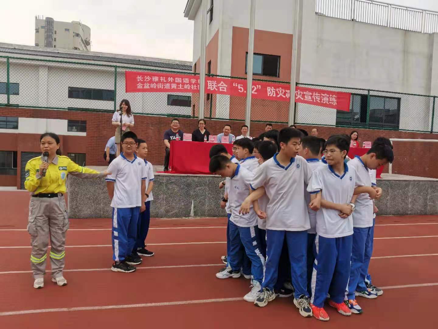 防灾减灾专业人士指导同学们进行防踩踏演练。长沙晚报全媒体记者 王斌 摄