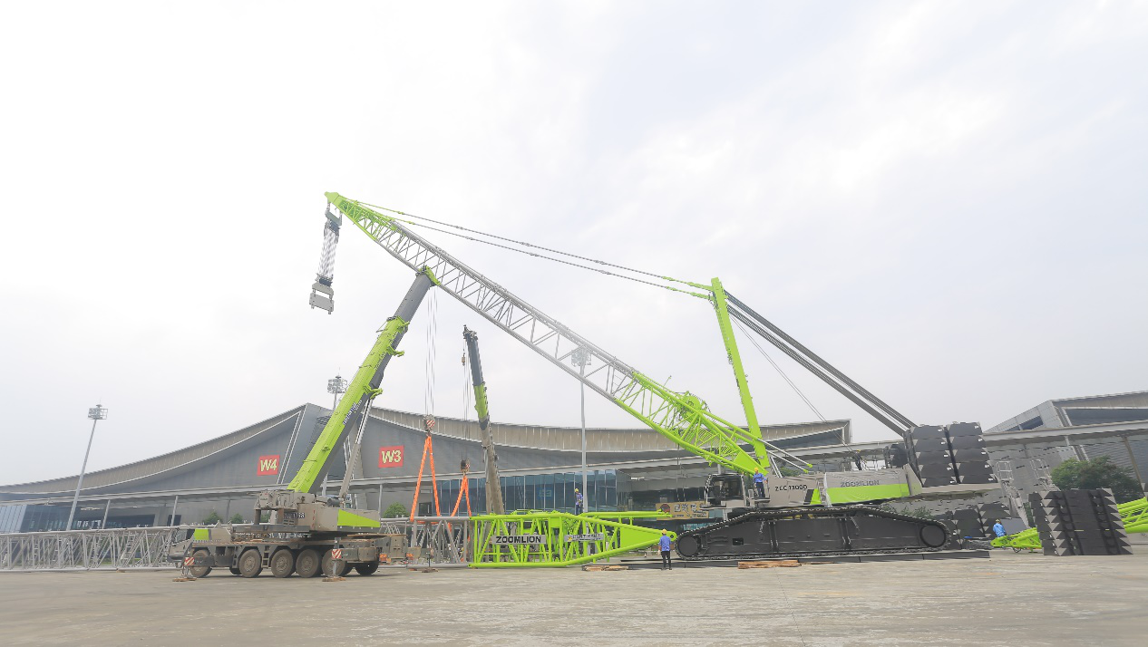2021长沙展首台设备中联重科ZCC13000超大型履带起重机入场。 通讯员  丁未供图