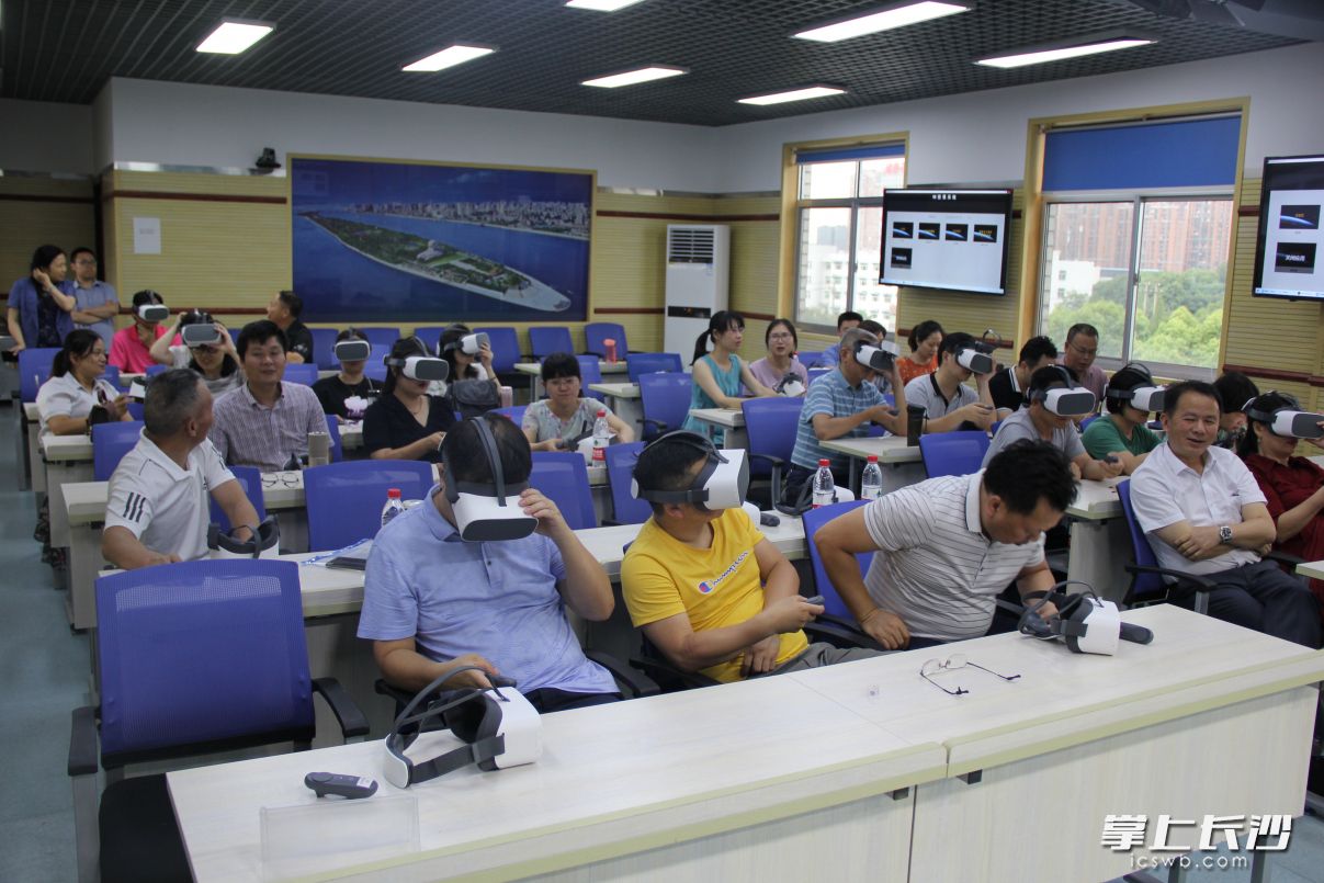 戴上VR眼镜，学员正在沉浸式体验。