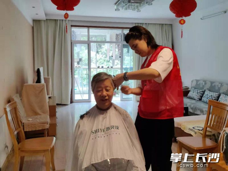 青园志愿者为李光复老人理发。长沙晚报通讯员 李卓超 摄