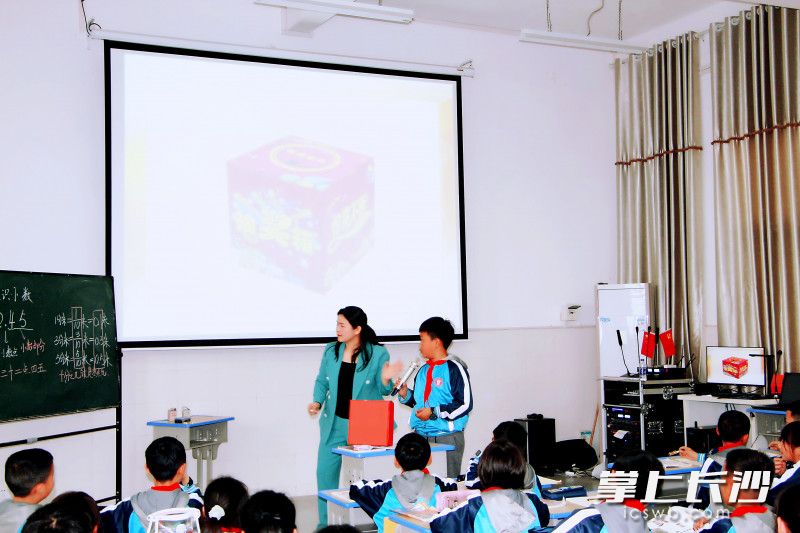 大同二小老师送课龙山县第五小学。照片由学校提供