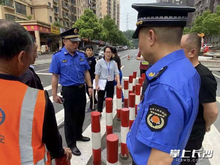 市城管交通设施执法大队会同交警等部门进行现场勘查。均为 通讯员 李利民 供图