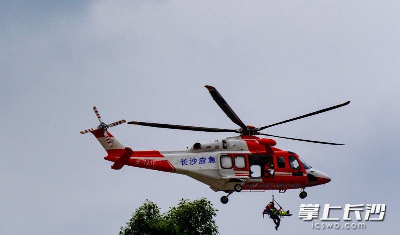 长沙应急直升机高空施救，帮“伤员”快速进行转移。