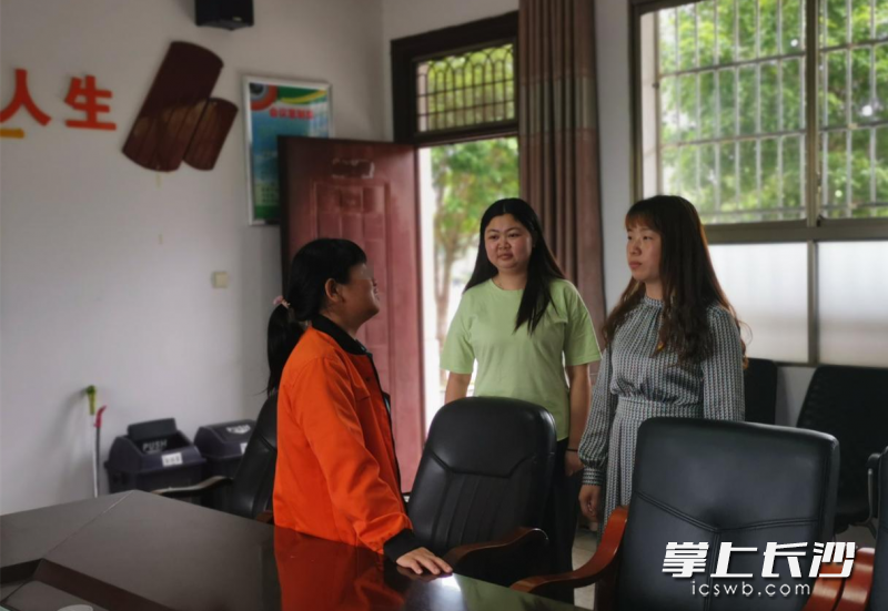 徐女士（左一）来到田心小学，感谢虢双（右一）和任希两位老师的救命之恩。通讯员 吴兰波 摄