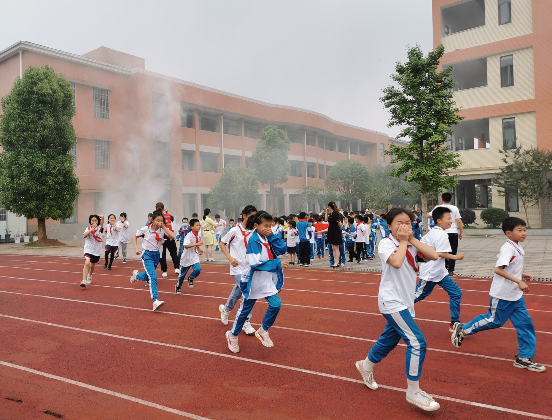 13日下午，梨塘小学举行防空疏散演练，1000余名师生参加。均为通讯员 孙倩 供图