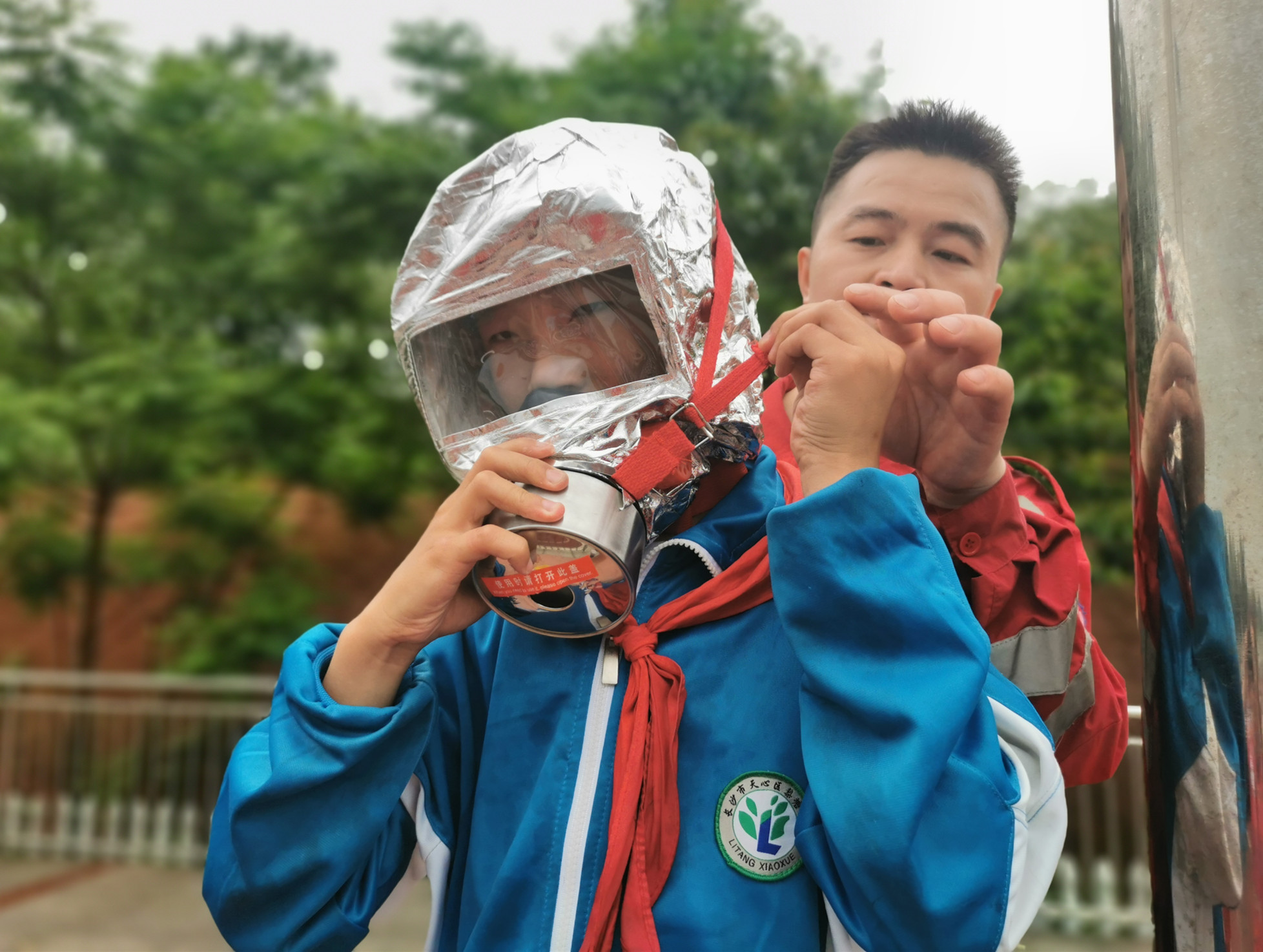 学习戴防毒面具。