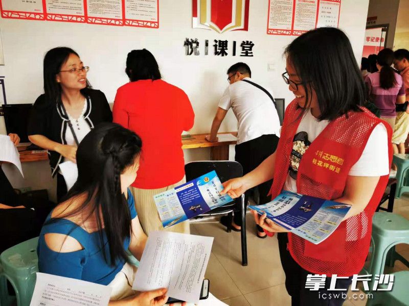 志愿者向居民发放反电诈宣传单。长沙晚报通讯员 高俊 摄