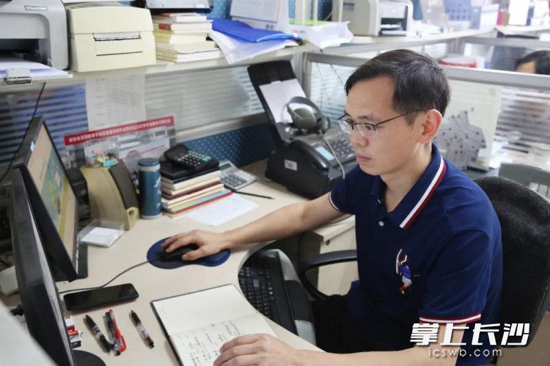 曾宪文是中南林业科技大学国有资产管理处的一名教职工。均为学校供图