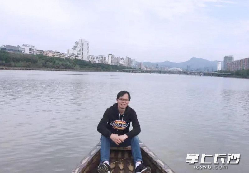 曾宪文平时热爱运动，也非常喜欢打羽毛球。