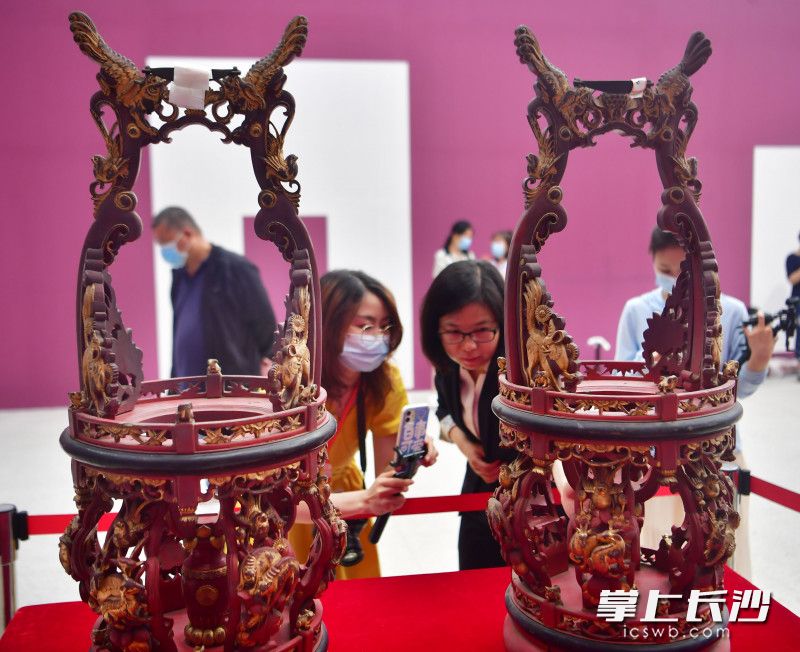 5月14日，湖南省博物馆“美俗于斯——木雕里的桃源印象”文物开箱。照片均为长沙晚报全媒体记者 邹麟 摄