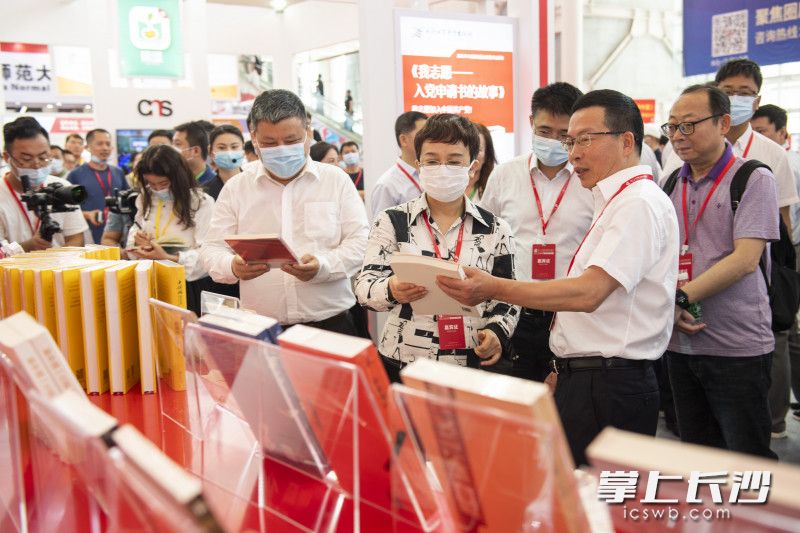 5月14日,第28届长沙图书交易会在湖南国际会展中心开幕,中宣部印刷发行局副局长董伊薇,长沙市委常委、市委宣传部部长陈刚巡馆。 均为长沙晚报全媒体记者 黄启晴 摄 5月14日,第28届长沙图书交易会在湖南国际会展中心开幕,中宣部印刷发行局副局长董伊薇,长沙市委常委、市委宣传部部长陈刚巡馆。 均为长沙晚报全媒体记者 黄启晴 摄