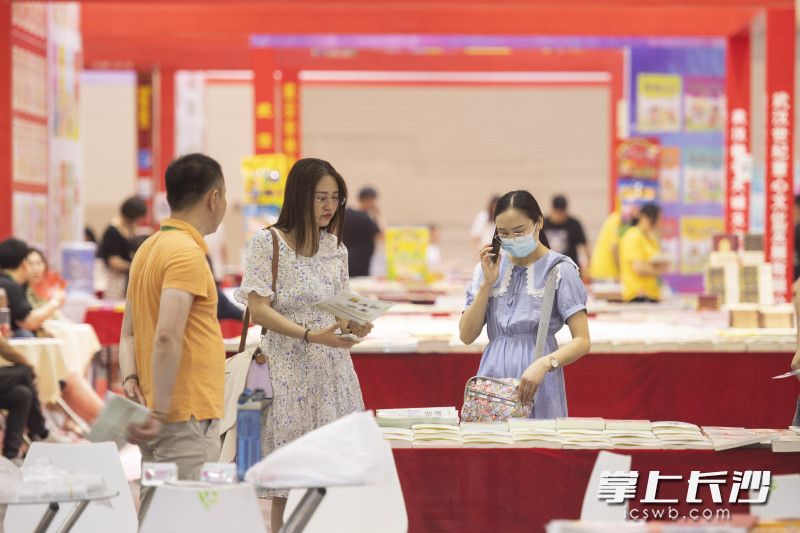 长沙市民选购图书。