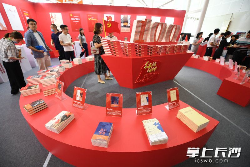 “书写百年·党史博物馆”展区集中展示党史优秀出版物。 “书写百年·党史博物馆”展区集中展示党史优秀出版物。