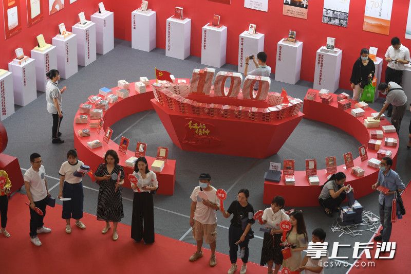 观众踊跃参与党史知识抢答活动。 观众踊跃参与党史知识抢答活动。