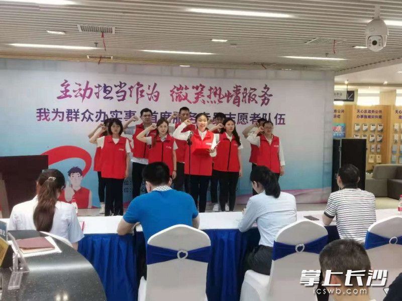 活动现场，志愿者进行宣誓。