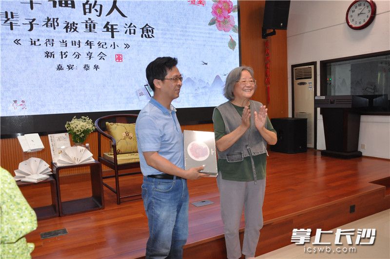 蔡皋捐赠新书。 蔡皋捐赠新书。