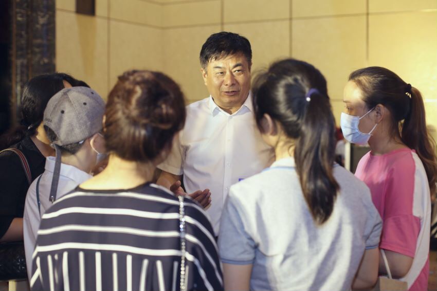 会后，家长们还围绕着张教授争相提问。