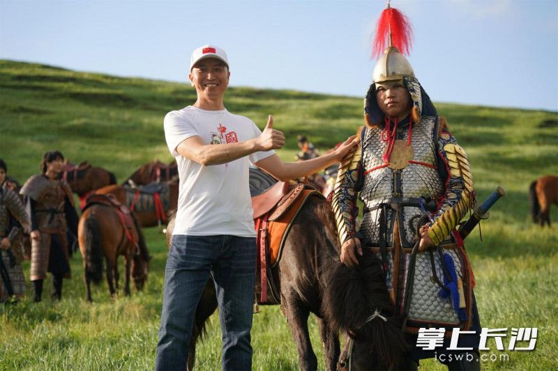 游客体验披甲胄。
