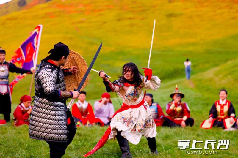 身披铠甲，手拿兵器的勇士模拟战场厮杀。