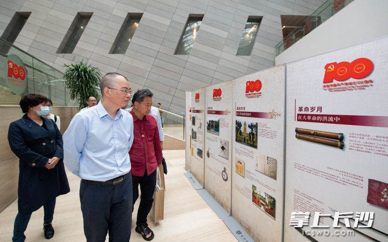 5月17日，“红色百年：革命文物图片展”巡展在长沙市博物馆开幕，游客们正在观看展览。长沙晚报全媒体记者 邹麟 摄