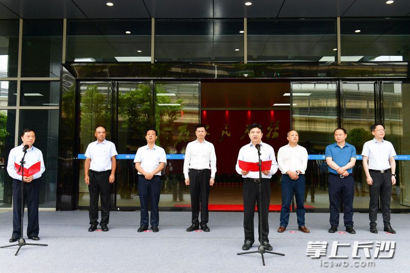 5月17日上午，备受市民关注的长沙公交集团有限公司正式揭牌，副市长邱继兴为长沙公交集团揭牌。均为长沙晚报全媒体记者 王志伟 摄