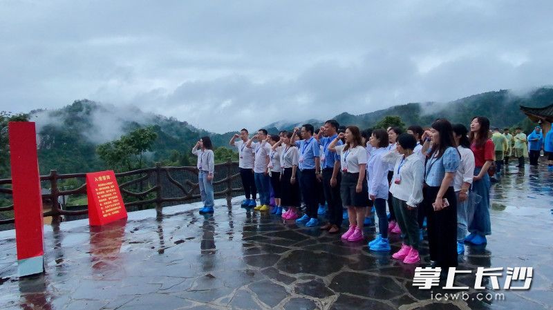 清水塘北辰小学党支部带领党员教师和入党积极分子走进精准扶贫首倡地十八洞村，开展党史学习教育暨“学史崇德、赓续精神葆本色”主题党日活动