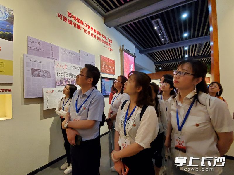 清水塘北辰小学党支部带领党员教师和入党积极分子走进精准扶贫首倡地十八洞村，开展党史学习教育暨“学史崇德、赓续精神葆本色”主题党日活动