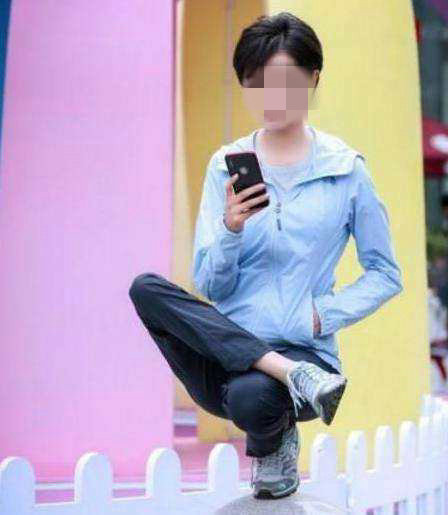 某女明星在网上演示“升级版亚洲蹲”。   网络图片