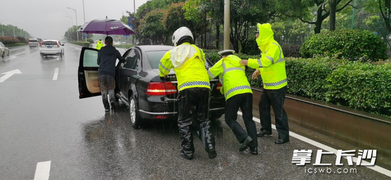 交警合力推车。