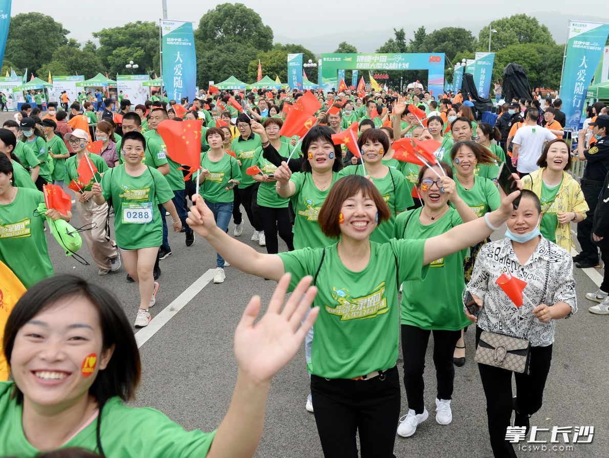 今日，3000多名绿之韵爱心志愿者、跑步爱好者、热心市民一起在橘子洲头为爱奔跑，助力贫困母亲。长沙晚报全媒体记者石祯专 摄
