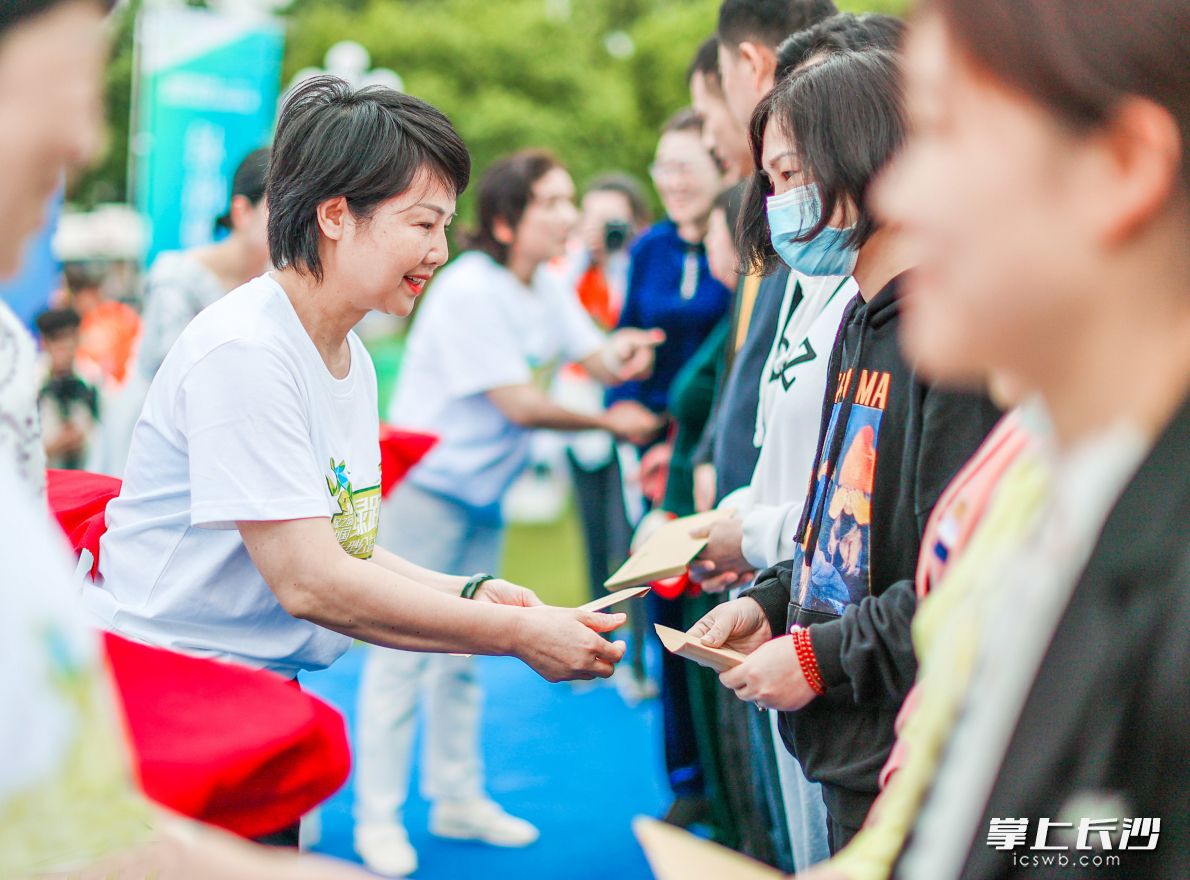 启动仪式上，主办方向10位来自全省的贫困母亲代表颁发了爱心卡和慰问金。长沙晚全媒体记者石祯专摄