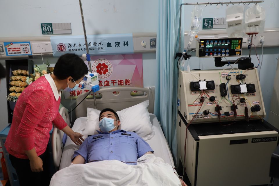 躺在病床上的湖南警察学院法律系法学专业1801区队学生黄吉枫，特意穿上了心爱的制服，均为长沙晚报通讯员 谭孝 供图