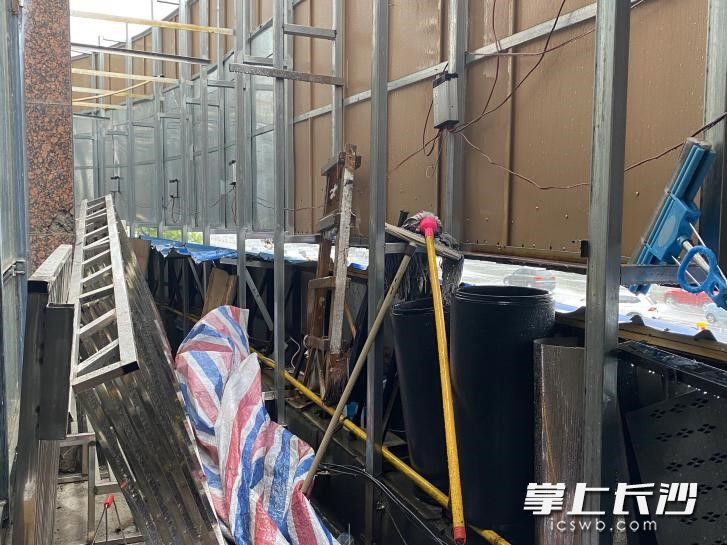 云间网咖擅自拆除一个安全出口。均为长沙晚报通讯员 唐雄杰 供图