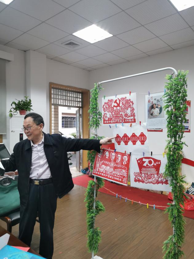 雨花剪纸非遗传承人刘志敏介绍剪纸的基本概念、方法和技巧。