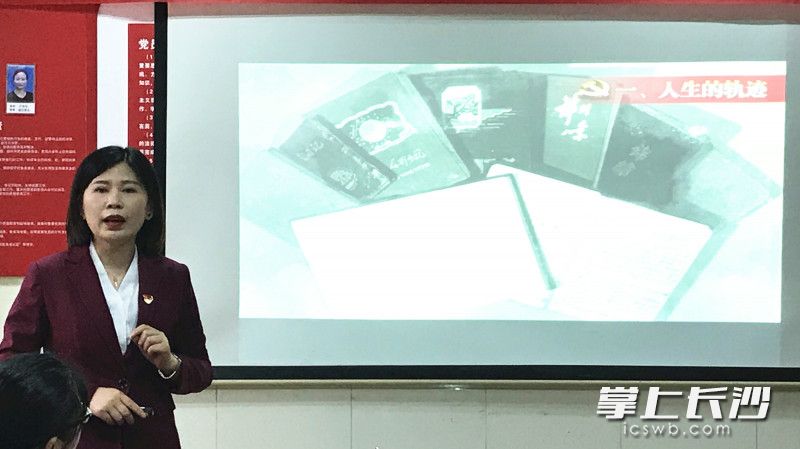 肖婷以《穿越时光的青春印记》为主题，为师生上了一趟生动的党课。均为全媒体记者 刘俊 摄