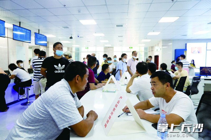 长沙县人社局举行易地扶贫及退捕渔民专场招聘会现场。 长沙晚报通讯员 盛磊 摄