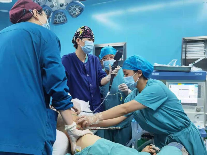 湖南省人民医院麻醉三科刘际童主任等在纤支镜引导下为患者实施麻醉。