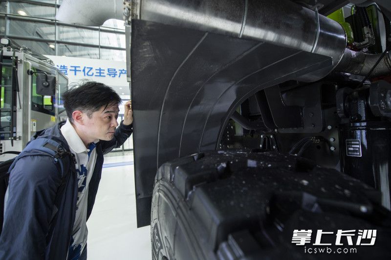 仔细看。