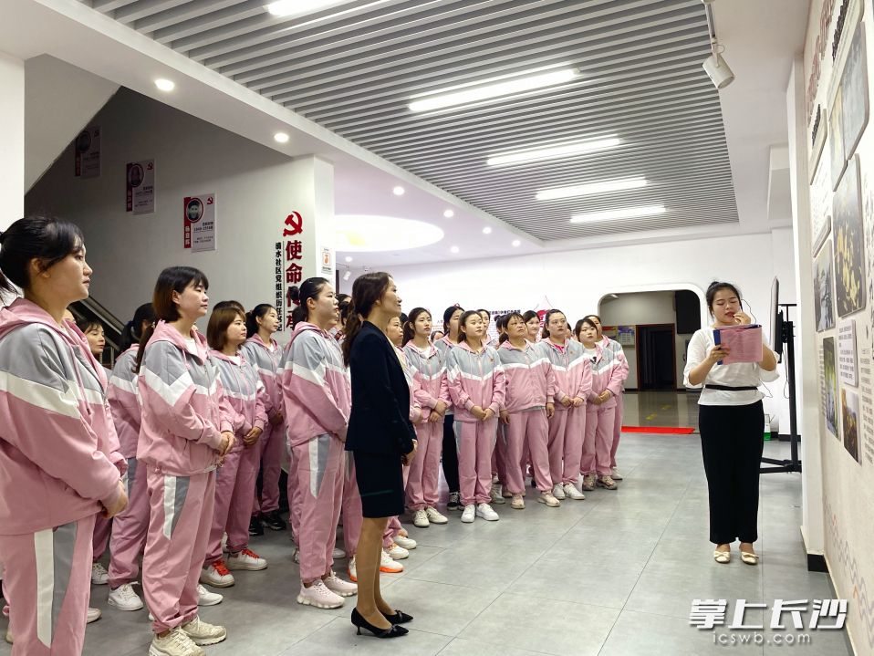 全体教职工认真聆听古塘湾支部的故事。