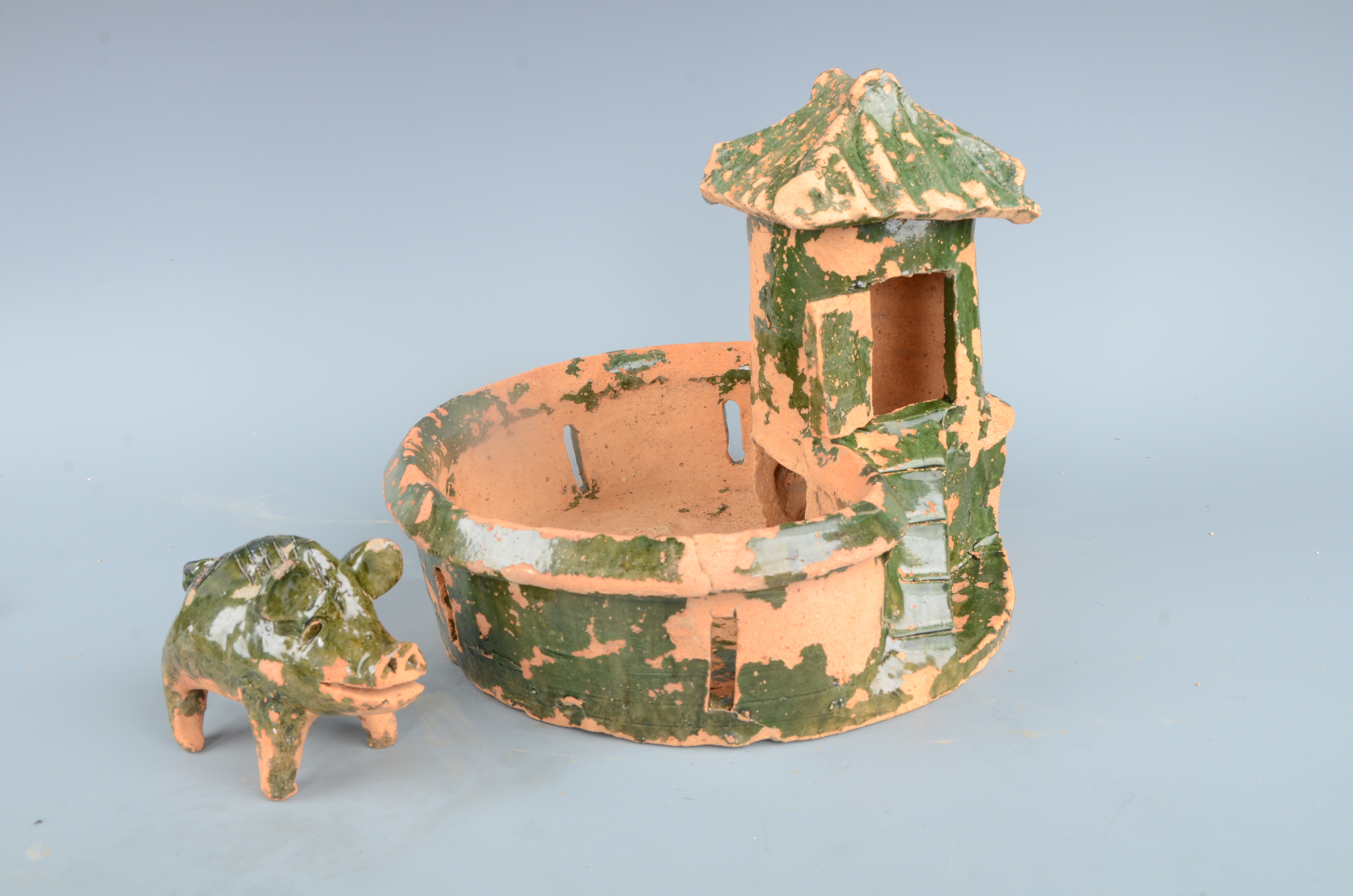 五里牌考古工地刀笔吏墓出土的绿釉陶猪圈。