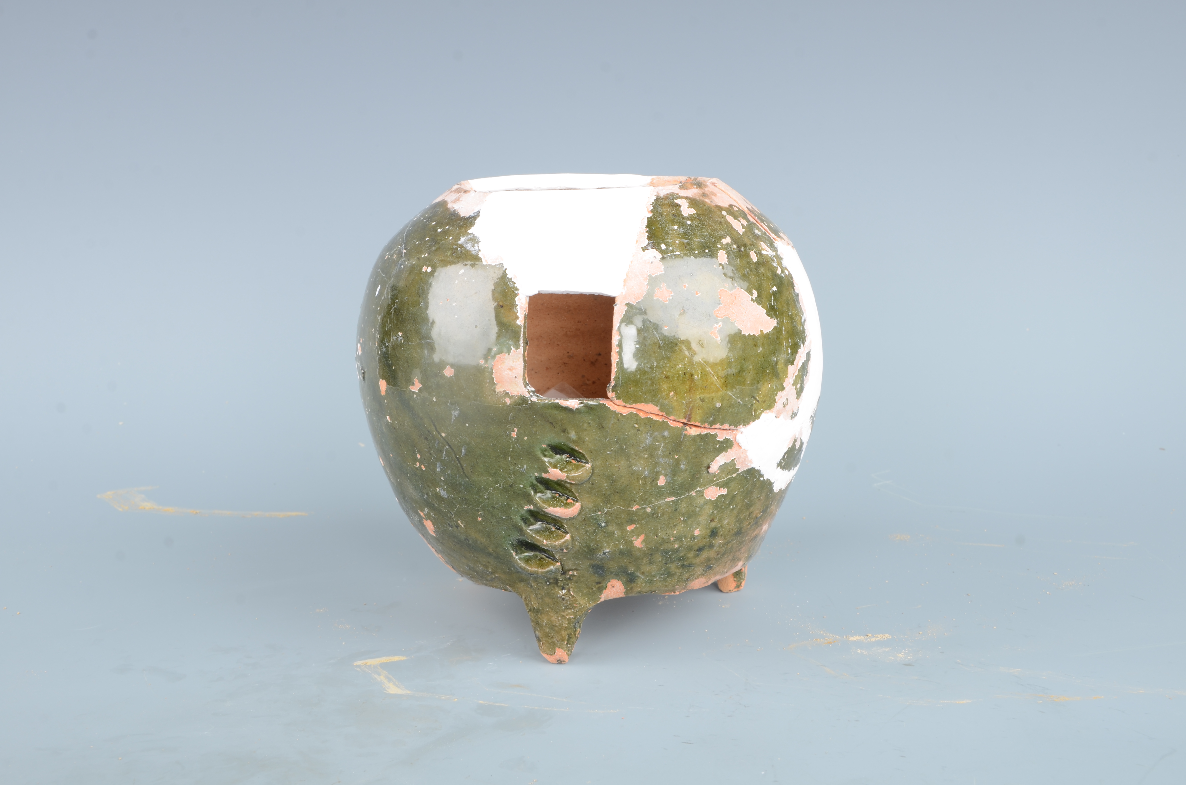 五里牌考古工地刀笔吏墓出土的东汉绿釉陶廪。