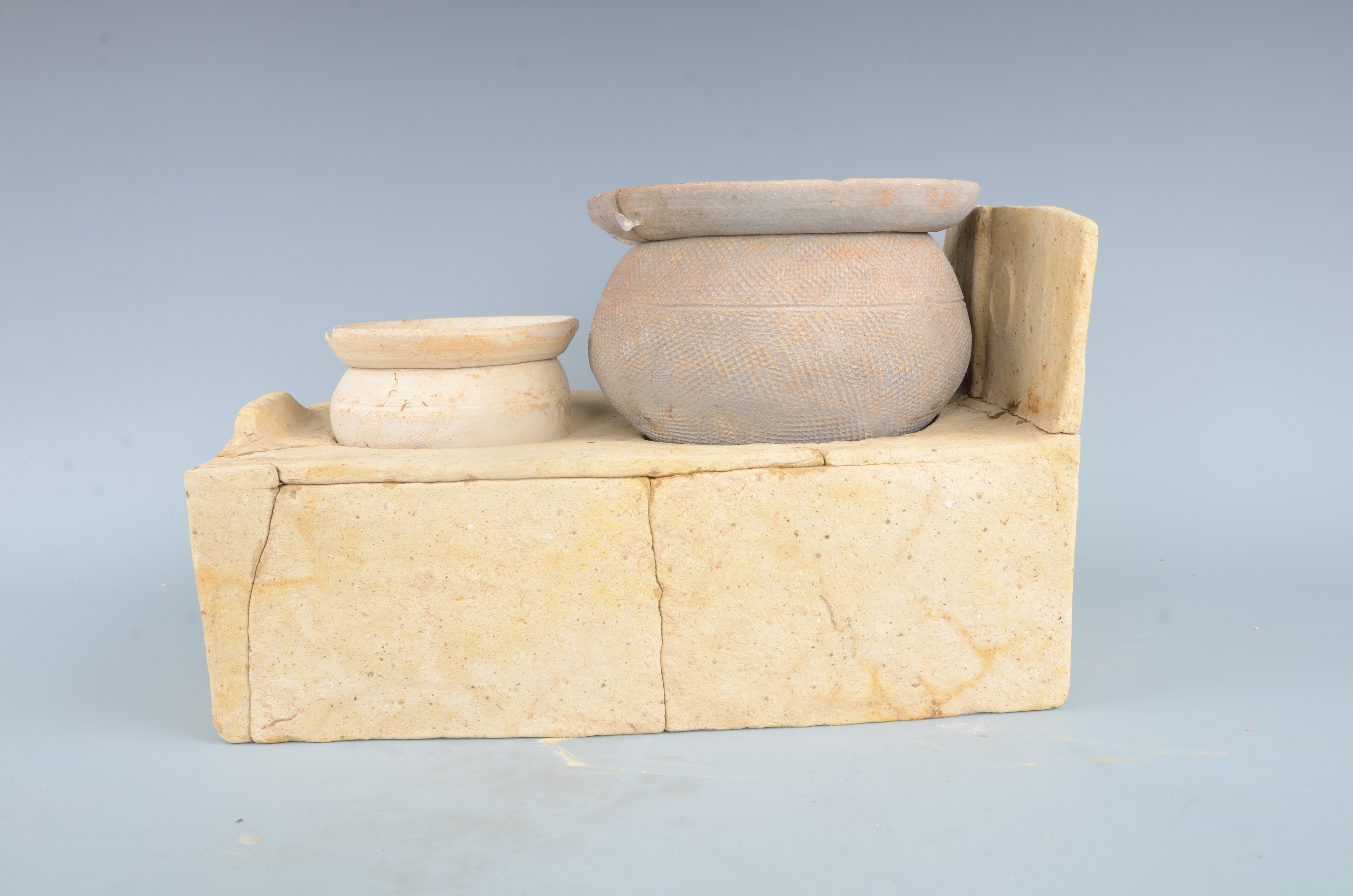 五里牌考古工地刀笔吏墓出土的东汉陶灶。