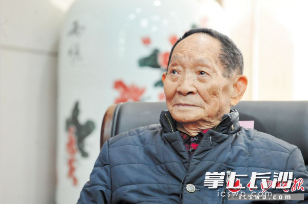 袁隆平深切关注国家粮食安全：“把中国人的饭碗牢牢端在自己手中。” 长沙晚报记者 王斌 小刘军 摄影报道