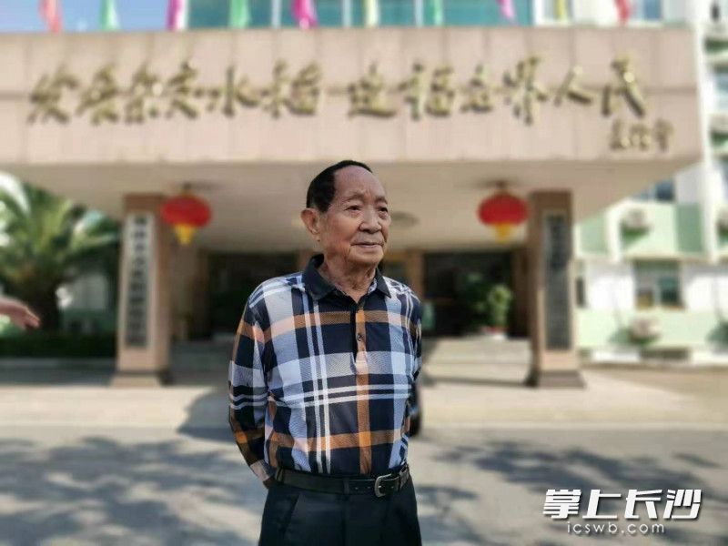 袁隆平时常提起一句话：发展杂交水稻，造福世界人民。长沙晚报全媒体记者 王斌 摄