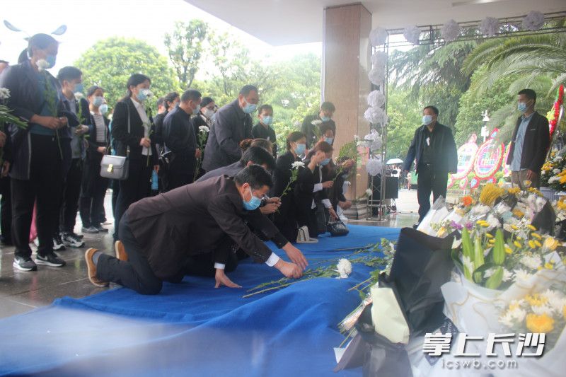 今日，怀化职业技术学院（前身安江农校）20余名师生代表从怀化搭乘高铁前来吊唁袁隆平。学校供图