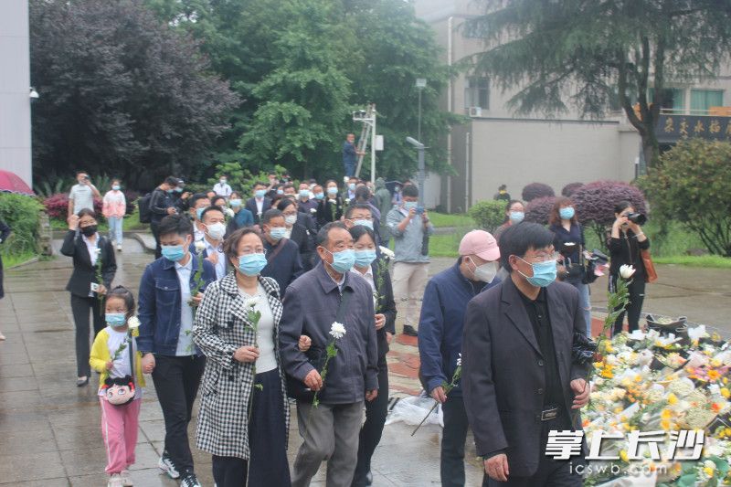 黄渊基（二排中）是袁隆平在安江农校（现怀化职业技术学院）教过的学生，也是与袁隆平在安江农校共事了26年（1959-1985年）的老同事。