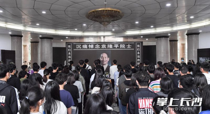 5月24日，湖南农业大学生命科学楼，师生们一起悼念袁隆平院士。    均为长沙晚报全媒体记者邹麟摄