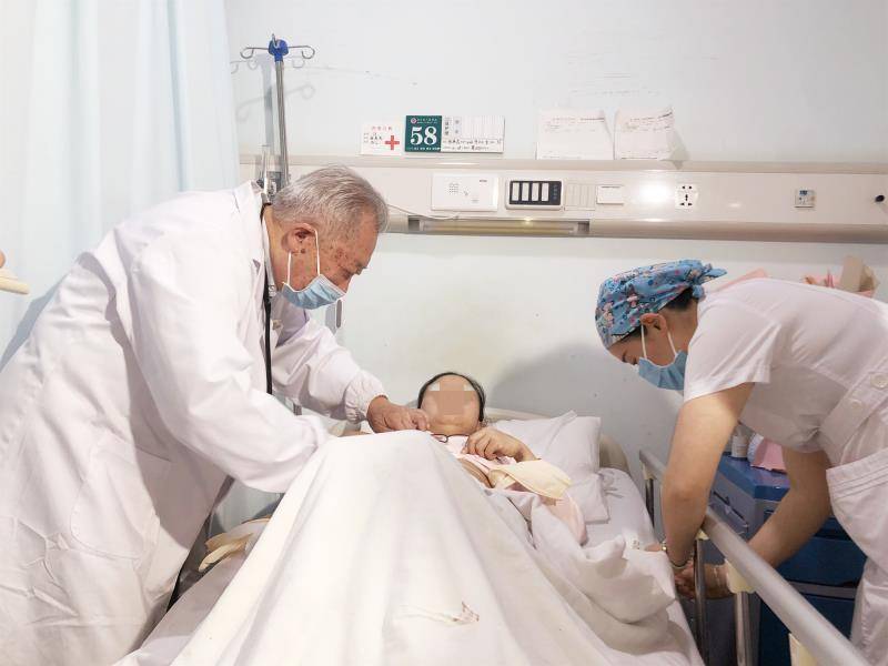 湖南省人民医院首席专家吴金术教授、护士长隆艳飞等查看患者术后情况。