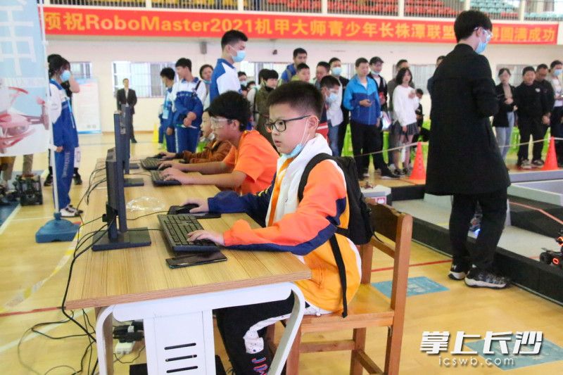 小选手正在认真作战。