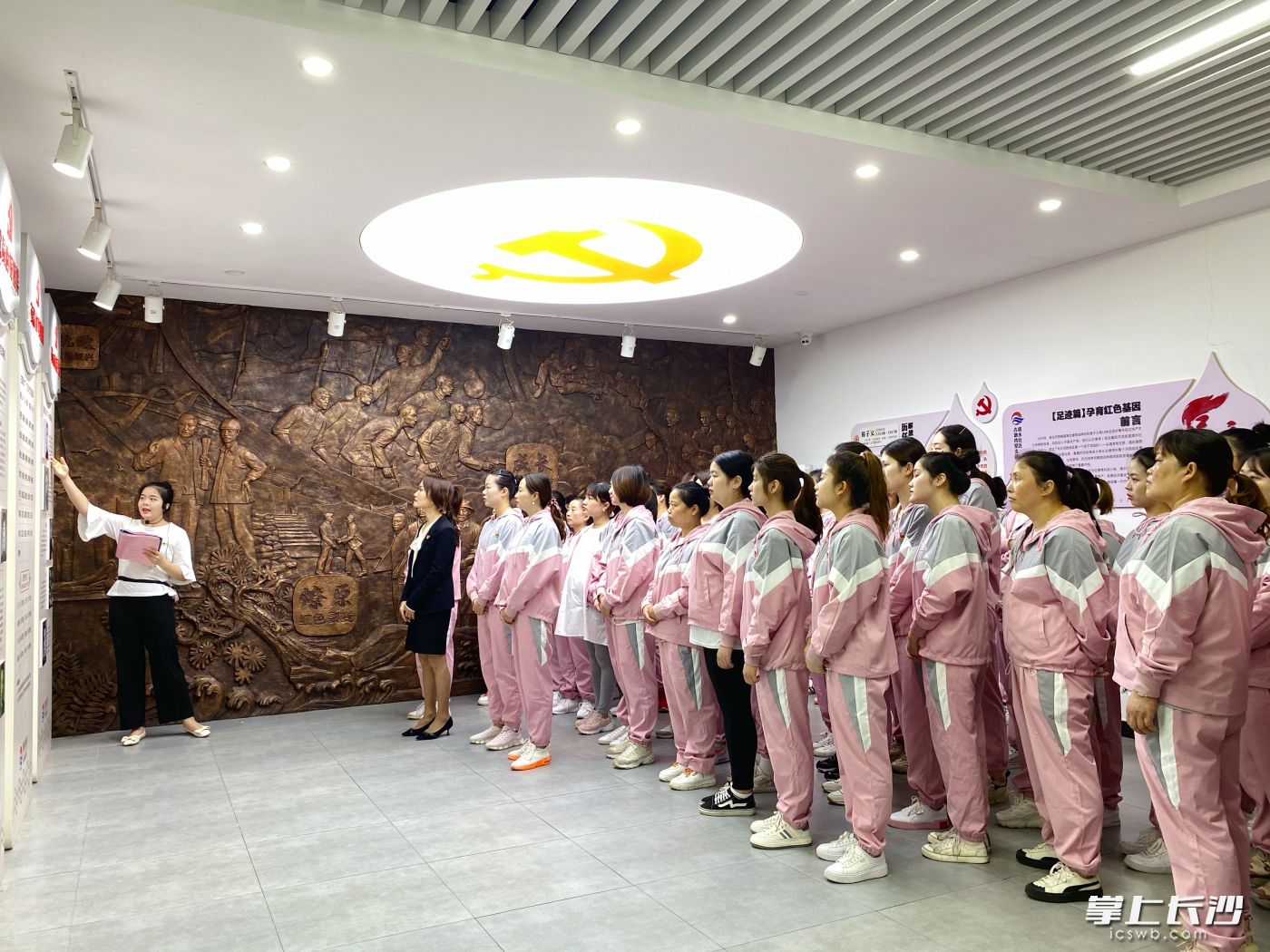 党员群众正在古塘湾支部党史陈列厅参观学习。